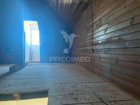 Moradia t2+1 com quintal em recuperação total