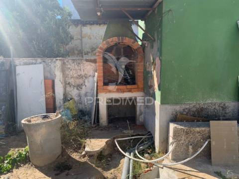 Moradia t2+1 com quintal em recuperação total