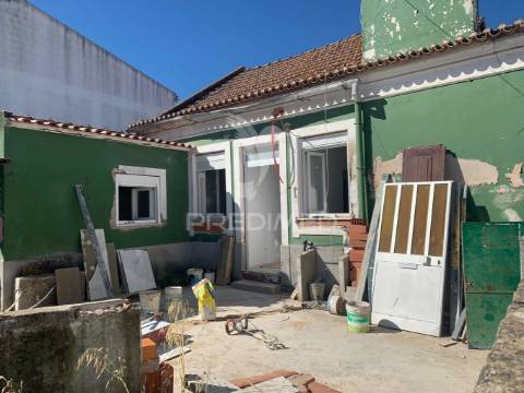 Moradia t2+1 com quintal em recuperação total