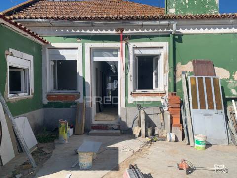 Moradia t2+1 com quintal em recuperação total