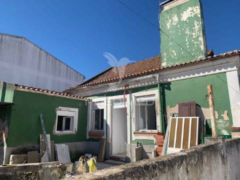 Moradia t2+1 com quintal em recuperação total