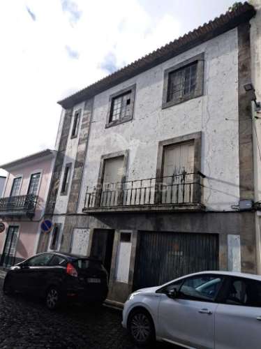 Prédio para reabilitação na zona histórica de angra do heroísmo