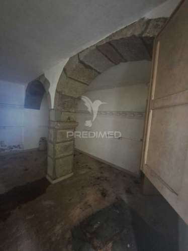 Prédio para reabilitação na zona histórica de angra do heroísmo