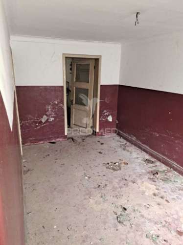 Prédio para reabilitação na zona histórica de angra do heroísmo