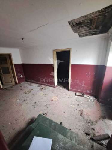 Prédio para reabilitação na zona histórica de angra do heroísmo