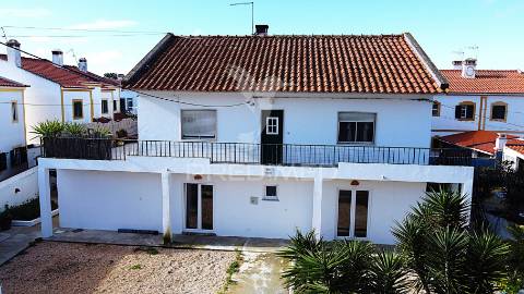 Moradia bi-familiar t6 com espaço exterior - v.n. milfontes