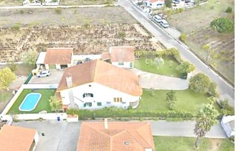 Moradia t4 com garagem e amplo terreno – vale de santarém