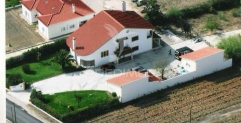 Moradia t4 com garagem e amplo terreno – vale de santarém