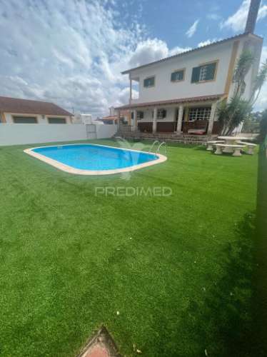 Moradia t4 com garagem e amplo terreno – vale de santarém