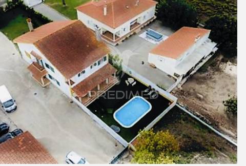 Moradia t4 com garagem e amplo terreno – vale de santarém