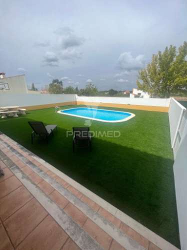 Moradia t4 com garagem e amplo terreno – vale de santarém