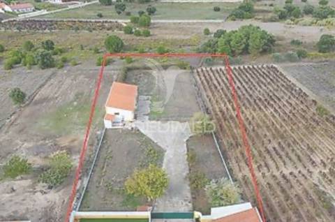 Moradia t4 com garagem e amplo terreno – vale de santarém