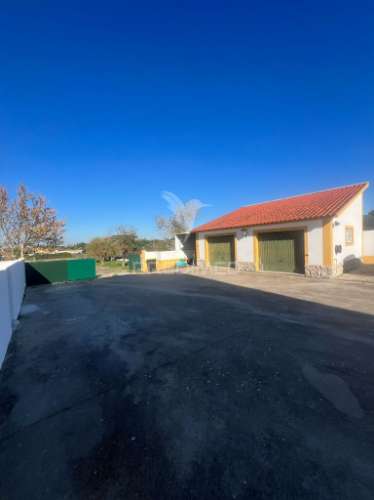 Moradia t4 com garagem e amplo terreno – vale de santarém