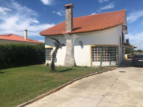 Moradia t4 com garagem e amplo terreno – vale de santarém