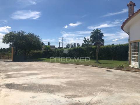 Moradia t4 com garagem e amplo terreno – vale de santarém