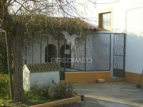 Moradia t4 com garagem e amplo terreno – vale de santarém