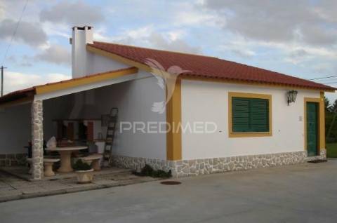 Moradia t4 com garagem e amplo terreno – vale de santarém