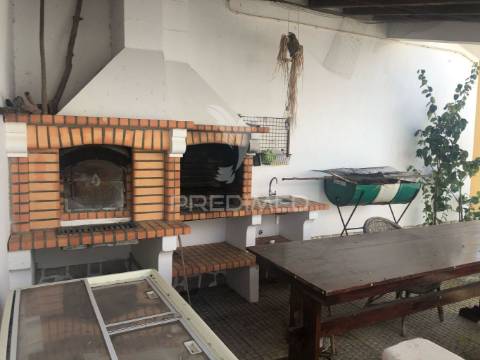 Moradia t4 com garagem e amplo terreno – vale de santarém