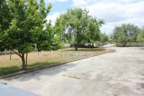 Moradia t4 com garagem e amplo terreno – vale de santarém