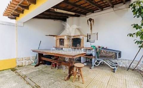 Moradia t4 com garagem e amplo terreno – vale de santarém