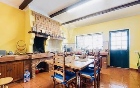 Moradia t4 com garagem e amplo terreno – vale de santarém