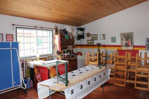 Moradia t4 com garagem e amplo terreno – vale de santarém