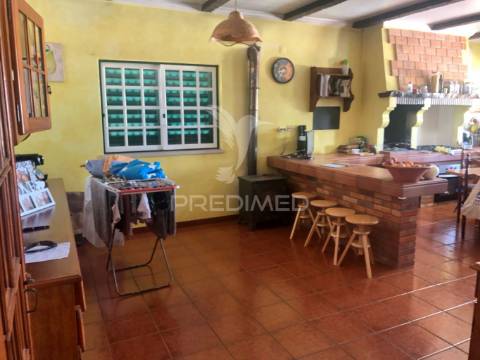 Moradia t4 com garagem e amplo terreno – vale de santarém