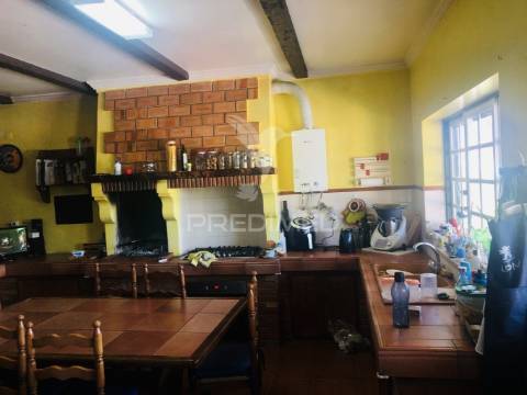 Moradia t4 com garagem e amplo terreno – vale de santarém