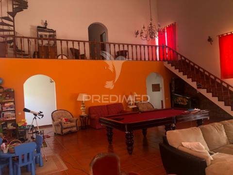 Moradia t4 com garagem e amplo terreno – vale de santarém