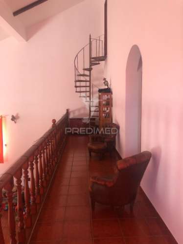 Moradia t4 com garagem e amplo terreno – vale de santarém