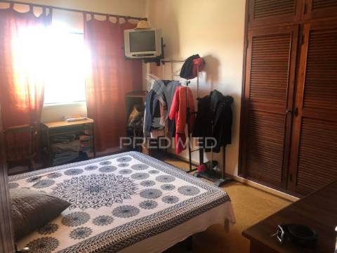 Moradia t4 com garagem e amplo terreno – vale de santarém