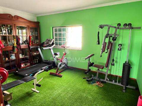 Moradia t4 com garagem e amplo terreno – vale de santarém