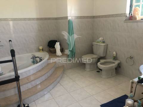 Moradia t4 com garagem e amplo terreno – vale de santarém