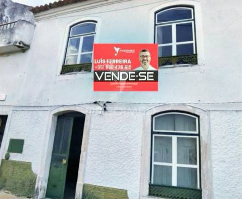 Moradia t3+t1 à venda para restaurar / pernes / santarém
