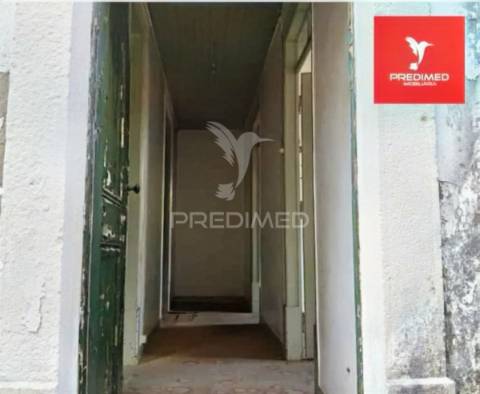 Moradia t3+t1 à venda para restaurar / pernes / santarém