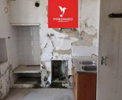 Moradia t3+t1 à venda para restaurar / pernes / santarém