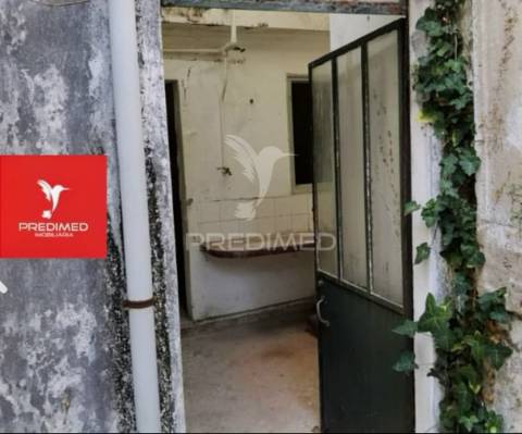 Moradia t3+t1 à venda para restaurar / pernes / santarém