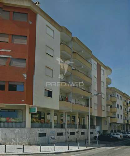 Loja comercial  com 2 pisos / entroncamento.
