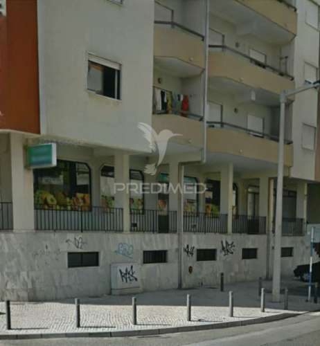 Loja comercial  com 2 pisos / entroncamento.