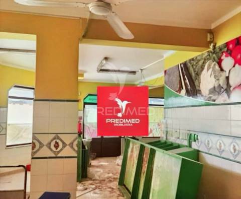 Loja comercial  com 2 pisos / entroncamento.