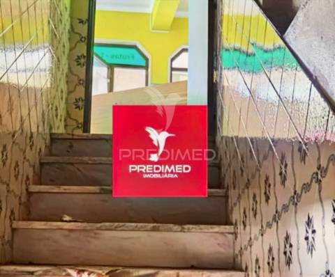 Loja comercial  com 2 pisos / entroncamento.