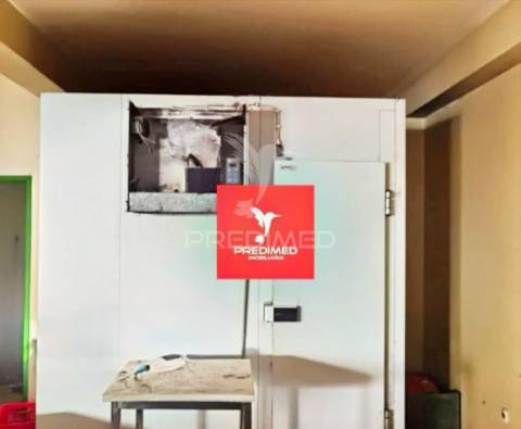 Loja comercial  com 2 pisos / entroncamento.