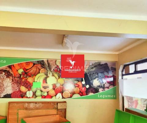 Loja comercial  com 2 pisos / entroncamento.