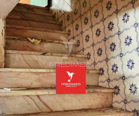 Loja comercial  com 2 pisos / entroncamento.