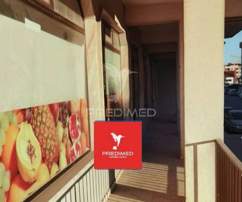 Loja comercial  com 2 pisos / entroncamento.