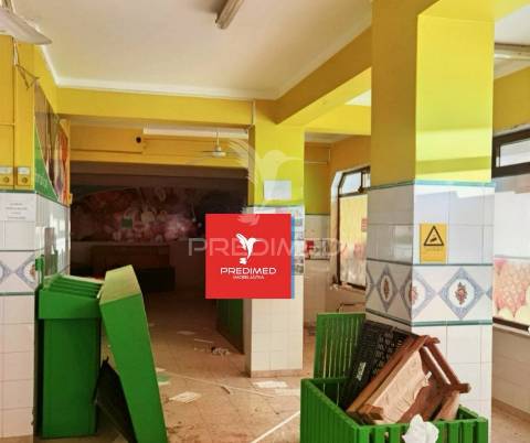 Loja comercial  com 2 pisos / entroncamento.