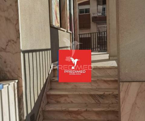 Loja comercial  com 2 pisos / entroncamento.