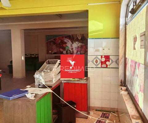 Loja comercial  com 2 pisos / entroncamento.