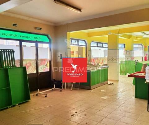 Loja comercial  com 2 pisos / entroncamento.