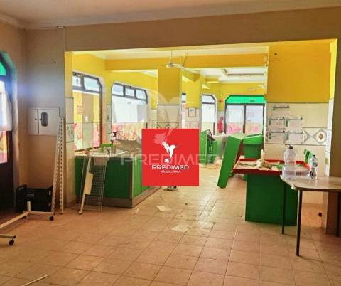 Loja comercial  com 2 pisos / entroncamento.